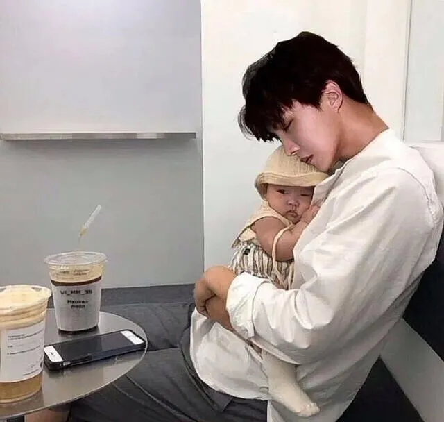  J-Hope se queda dormido mientras cuida a su bebe en brazos. Foto: TikTok  